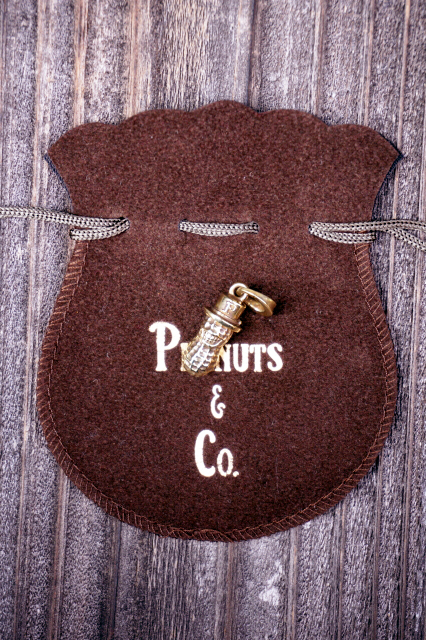 PEANUTS & Co. Medium Peanuts top Brass