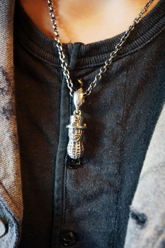 PEANUTS & Co. LARGE PEANUTS SILVER + CHAIN ALL SILVER