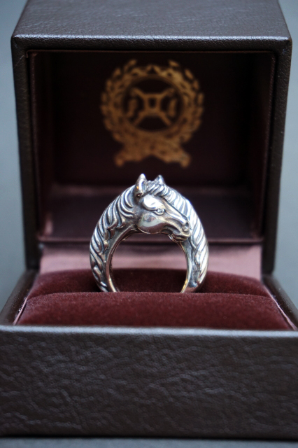 PEANUTS & Co. TWO FACE HORSE RING