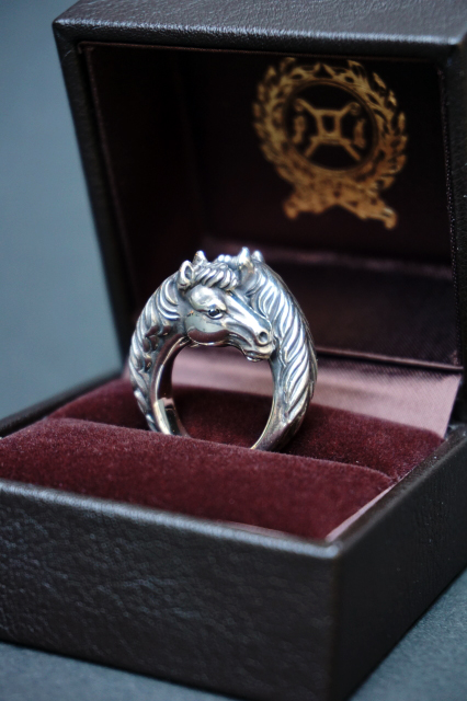 PEANUTS & Co. TWO FACE HORSE RING