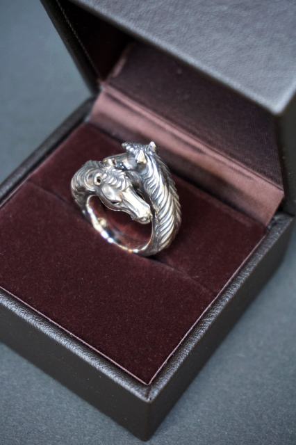 PEANUTS & Co. TWO FACE HORSE RING