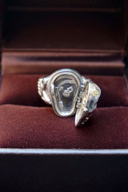 PEANUTS & Co. skull poison ring green