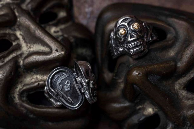 PEANUTS & Co. skull poison ring yellow