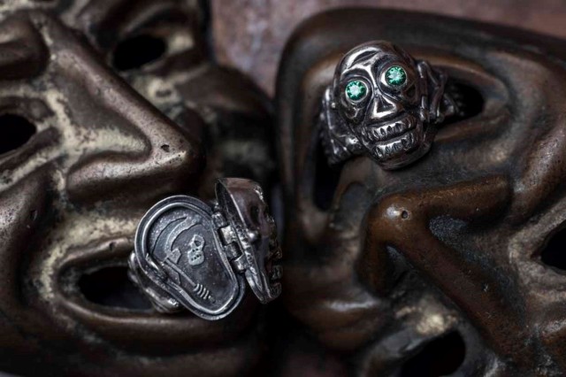 PEANUTS & Co. skull poison ring green