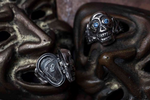 PEANUTS & Co. skull poison ring blue