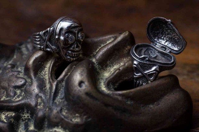 PEANUTS & Co. skull poison ring 