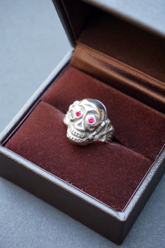 PEANUTS & Co. skull poison ring red