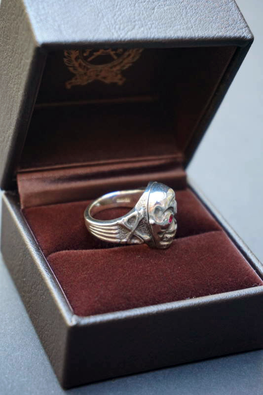 PEANUTS & Co. skull poison ring red