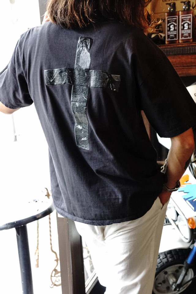 JANIS & Co. #CROSS TEE BLACK
