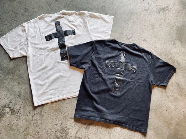 JANIS & Co. #CROSS TEE BLACK